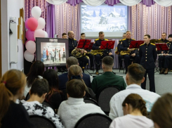 Новогоднее чудо: воспитанники детских домов Луганска и Хабаровска поздравили друг друга онлайн