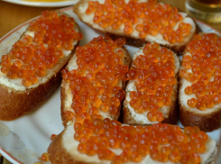 Космические цены на красную икру показали в Луганске