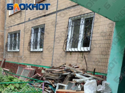 Жители Луганска жалуются на брошенные оконные рамы у подъезда