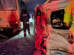 В автобус с детьми на высокой скорости врезался автомобиль в Ровеньках ЛНР