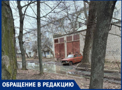 «Под подъездом вонючее болото»: луганчане повально жалуются на канализационные стоки