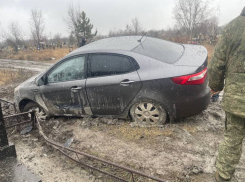 Полицейские спасли пенсионеров, застрявших на размытой дороге Каменобродского района Луганска