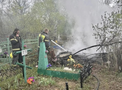 В ЛНР загорелась могила на территории мемориального комплекса