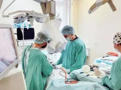 Врачи клиники Рошаля спасли луганского младенца с опухолью мозга