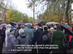«Вы врете людям в глаза»: в Алчевске состоялся жесткий разговор людей с коммунальщиками 