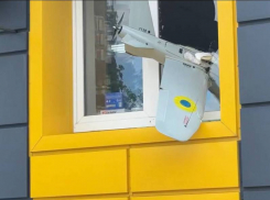 Беспилотники ВСУ атаковали ЛНР: ранены двое жителей, пострадал магазин в Луганске