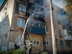 Будни спасателей МЧС ЛНР: горящий микроавтобус и эвакуация жителей из многоквартирного дома