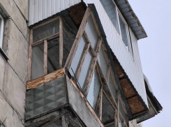 В доме на Алексеева в Луганске рама балкона может упасть на прохожих