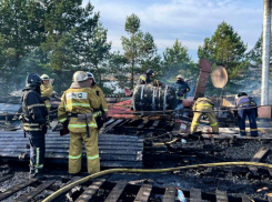 40 пожарных были задействованы в тушении ресторана на берегу «Луганского моря»