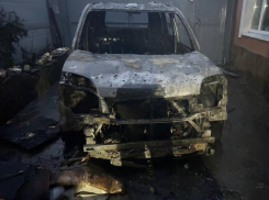 Дом и легковое авто загорелись в Ровеньках ЛНР  