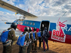 Юные курсанты Центра «ВОИН» из ЛНР отработали десант с парашютом