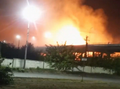 В Ровеньках ЛНР огненный ад: после обстрела ВФУ в городе сильный пожар, есть убитые и раненые 