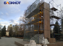 В Луганске восстанавливают мозаичное обрамление скульптуры Божией Матери