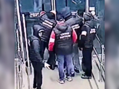 Утренняя суета возле гипермаркета «Манго» в Луганске превратилась в рейдерский захват