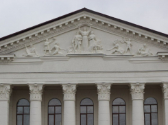 Скульптуры вновь украшают фасад ДК имени «Молодой гвардии» в Краснодоне ЛНР