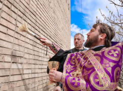 В Луганске совершили молебен и освятили место будущего мурала