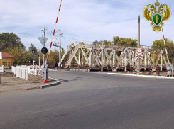 Железнодорожников заставили чинить светофоры и связь на переездах в ЛНР