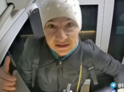 Сладкоежка из Луганска: женщина ломает камеры в кофематах и ворует сироп и сахар