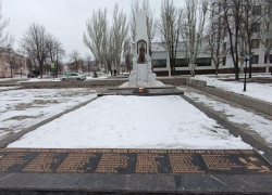 Омские строители восстанавливают памятник партизанам и подпольщикам в Стаханове ЛНР