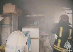 Частный сектор Луганска: пожар охватил хозяйственные строения