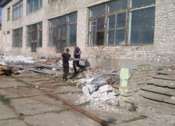 Бригада ивановских рабочих ремонтирует Марковский дом культуры