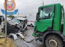Смертельное столкновение в Луганске: внедорожник врезался в грузовик Scania