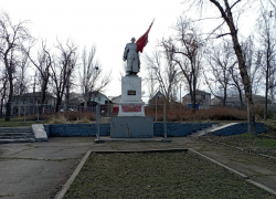 В Луганске принялись восстанавливать сквер Советскому солдату