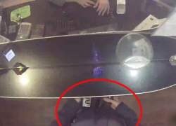 Видеокамера зафиксировала кражу кошелька в общественном месте в ЛНР