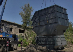 В ЛНР приехала партия из 12 бункеров для сбора твёрдых коммунальных отходов 