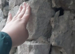 Луганчанка пожаловалась на дом, рассыпающийся по кирпичикам