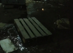 В Луганске больше недели течет вода на квартале Заречном