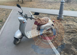 В Луганске мопедист сбил на тротуаре трехлетнюю девочку
