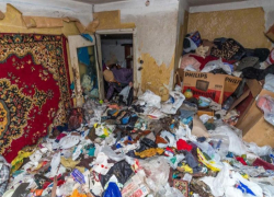 Это квартира или свалка? В Луганске продают захламленную трешку за 6,5 млн