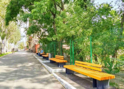 В Луганске на улице Советской появились 217 новых лавочек 