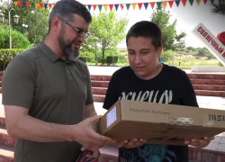 «Эти каникулы я не забуду никогда»: премьер-министр Дагестана подарил школьнику из Луганска ноутбук