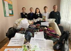 Школьники из Луганска связали тёплые носки и отправили их военнослужащим 