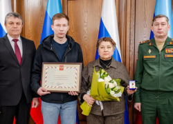 Леонид Пасечник вручил Звезду Героя России семье подполковника Лебедева