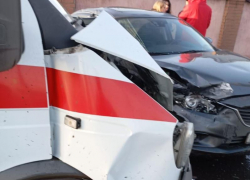 В Антраците легковушка столкнулась со скорой