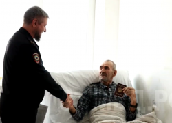 Полицейские ЛНР вручили паспорт эвакуированному из Северска прямо в больнице