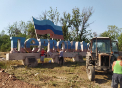 В ЛНР очищают обочины ремонтируемой дороги на Золотое