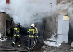 Спасатели ЛНР ликвидировали последствия ДТП и тушили смертельный пожар