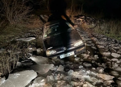 В ЛНР инспекторы спасли авто из грязевой ловушки