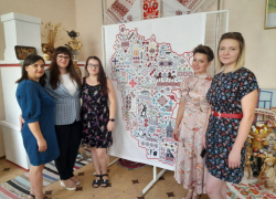 Полтора года мастера вышивали карту ЛНР с человеческий рост: над работой трудились 12 человек