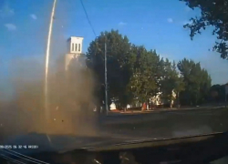 Машина отлетела словно кегля: очевидцы сняли серьезную аварию в Луганске