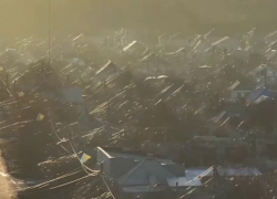 «Прифронтовой дождик»: оккупированный ВСУ Лиман у границ ЛНР затянут кабелями от дронов, видео