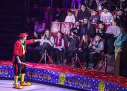 В Луганском цирке поздравили 800 ребят с наступающим Новым годом