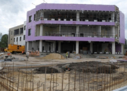 Московские строители в круглосуточном режиме реконструируют будущий центр «Росмолодежь» в Луганске