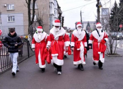 Свердловск ЛНР "захватили" Деды Морозы
