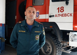 «Гибель детей - самое страшное в нашей работе»: сотрудник МЧС Алчевска рассказал о тушении пожаров после обстрелов ВСУ 