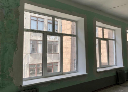 Разрушено обстрелами: строители восстанавливают остекление Донбасского технического университета в Алчевске 